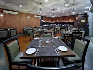 Restaurant - Pride Biznotel Manjusar (Savli)