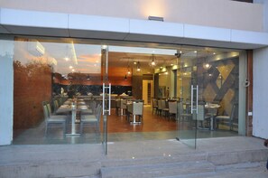 Restaurant - Pride Biznotel Manjusar (Savli)