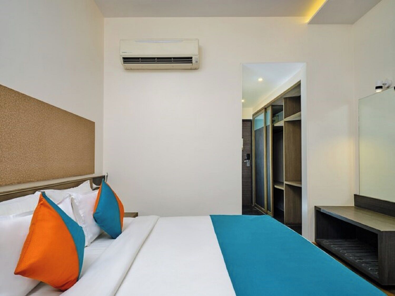 Roupas de cama premium, frigobar, cofres nos quartos, escrivaninha