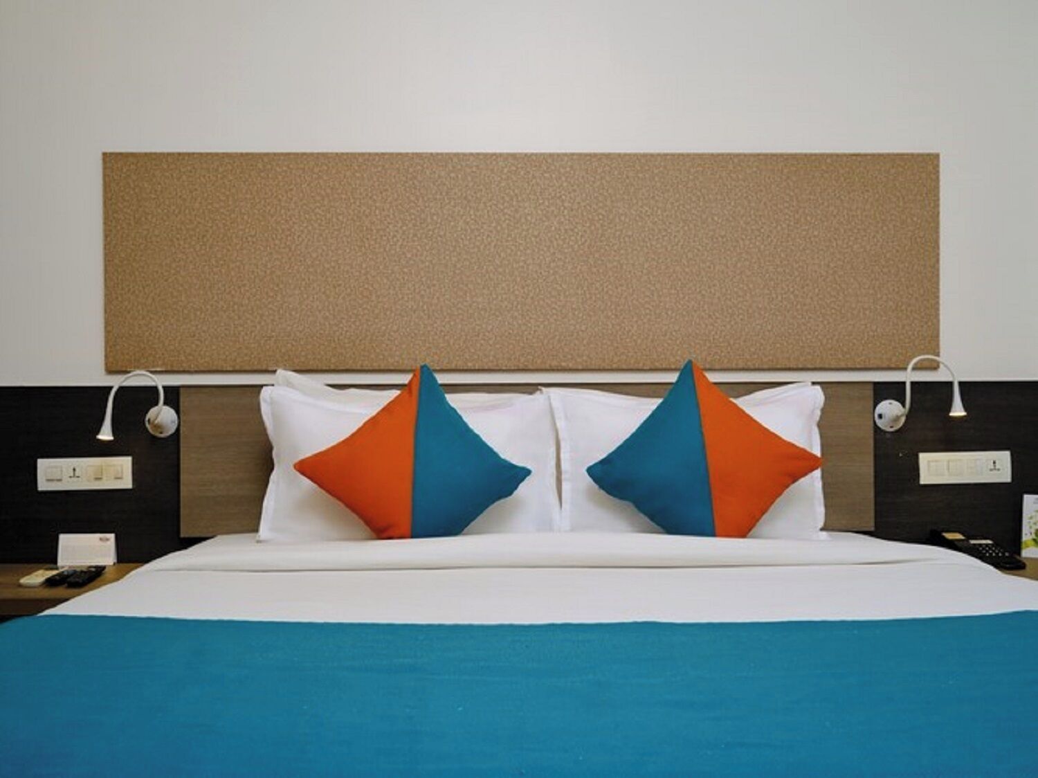 Roupas de cama premium, frigobar, cofres nos quartos, escrivaninha
