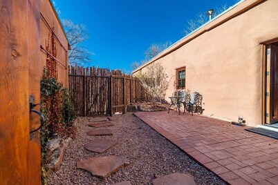 Canyon Getaway- Courtyard -Canyon Rd & Plaza -1BR