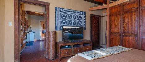 1 slaapkamer, een bureau, een strijkplank/strijkijzer, reisbedje