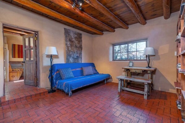 Televisión y oficina 