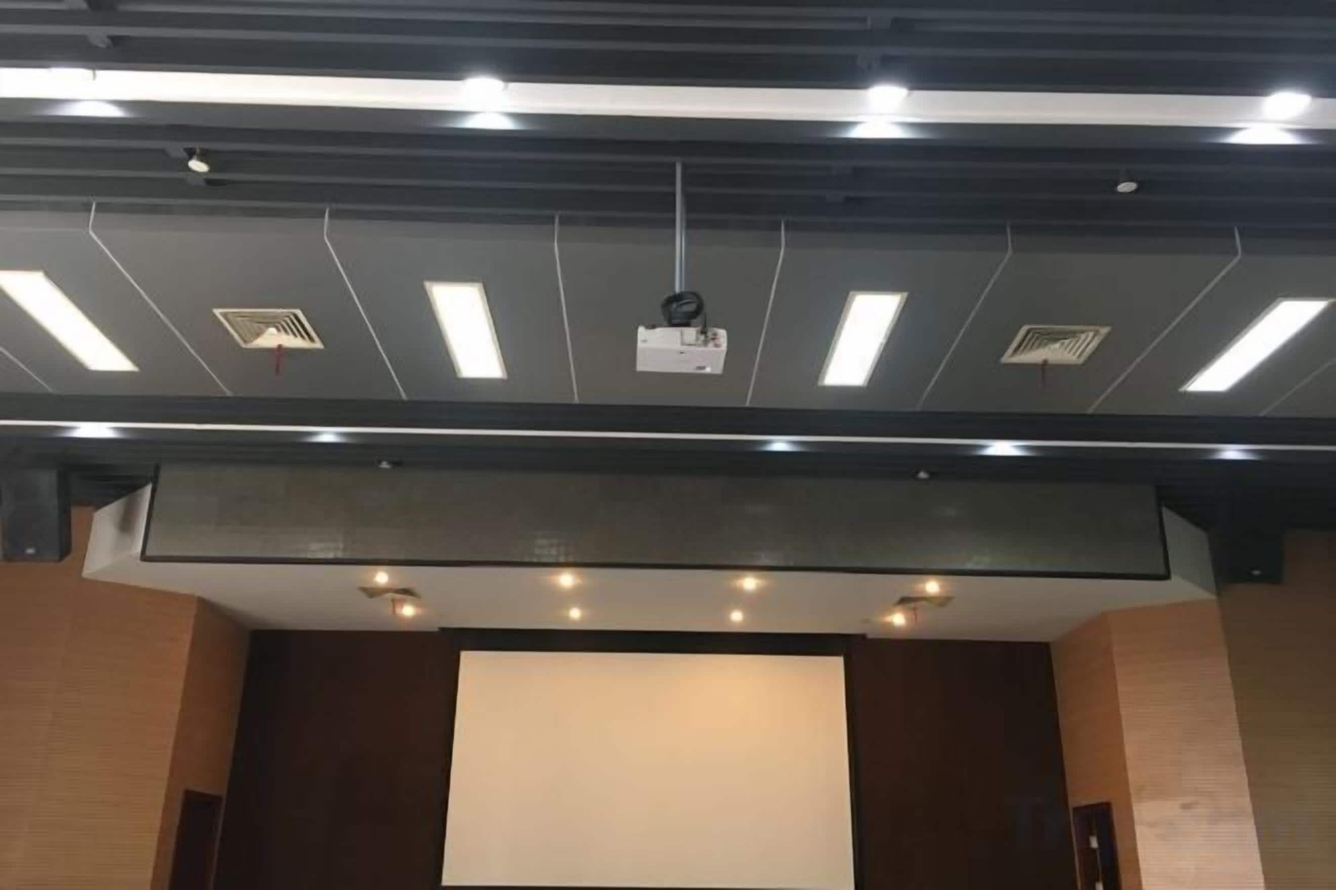 Un plafond doté d’un éclairage encastré et d’un projecteur.