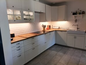 Een koelkast, een microgolfoven, een oven, een kookplaat