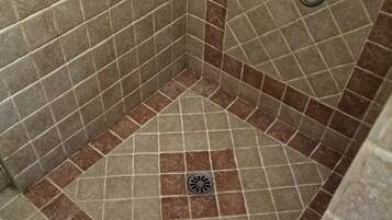 Douche, sĂšche-cheveux, savon, papier toilette