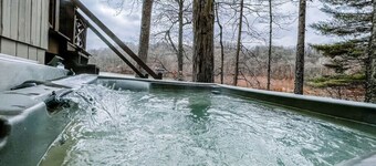 Lakefront  Hot tub. Amazing views. 35 min to Indy