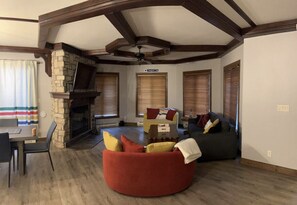 Smart-TV, Kamin, Bücher