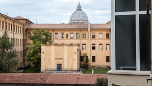 A building with a dome and a courtyard. - Domus Fabiola Vaticano Matrimoniale (Roma)