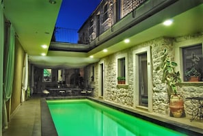 Kolam renang indoor dan kolam renang outdoor musiman