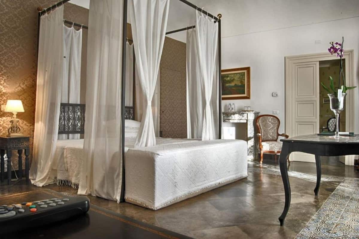 1 Schlafzimmer, Zimmersafe, Schreibtisch, schallisolierte Zimmer