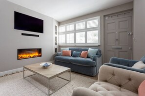 TV, fireplace - Bathurst Mews II by onefinestay (London)