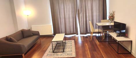 Stüdyo Terasli | Premium bedding, minibar, desk, laptop workspace