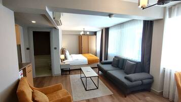 Studio | Premium bedding, minibar, desk, laptop workspace