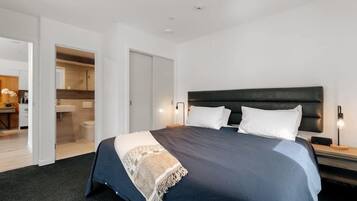 2 bedrooms, desk, iron/ironing board, WiFi