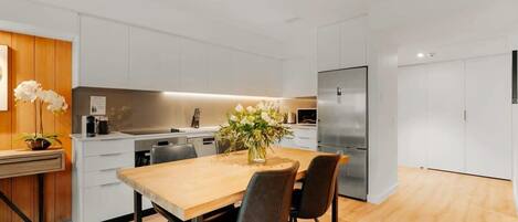 Frigorifero, microonde, forno, piano cottura