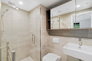 Shower, hair dryer, towels - Residence Du Parc Apartment 8 (Queenstown)