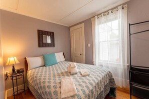 3 bedrooms, WiFi, bed sheets - Cottage 1 Summary:<br>Th (Laconia)