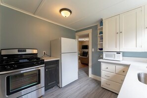 Fridge, microwave, oven, stovetop - Lakeview Cottage 1 sleeps 6 (Laconia)