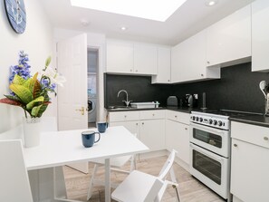 平房 | 私人廚房 | 雪櫃、電熱水壺、多士爐、廚房用具/餐具/器皿