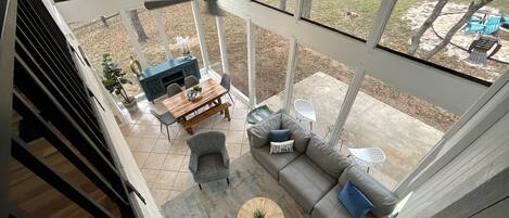 Smart-tv, een open haard en tafelvoetbal