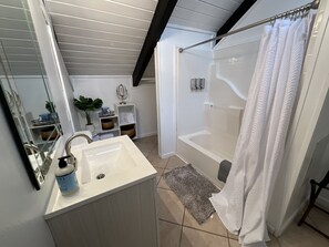 Combined shower/bathtub, hair dryer, towels, soap
