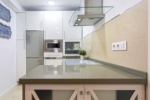 Fridge, microwave, dishwasher, coffee/tea maker - Peaceful Apartment Best for Couples. Santa Marta (Seville)