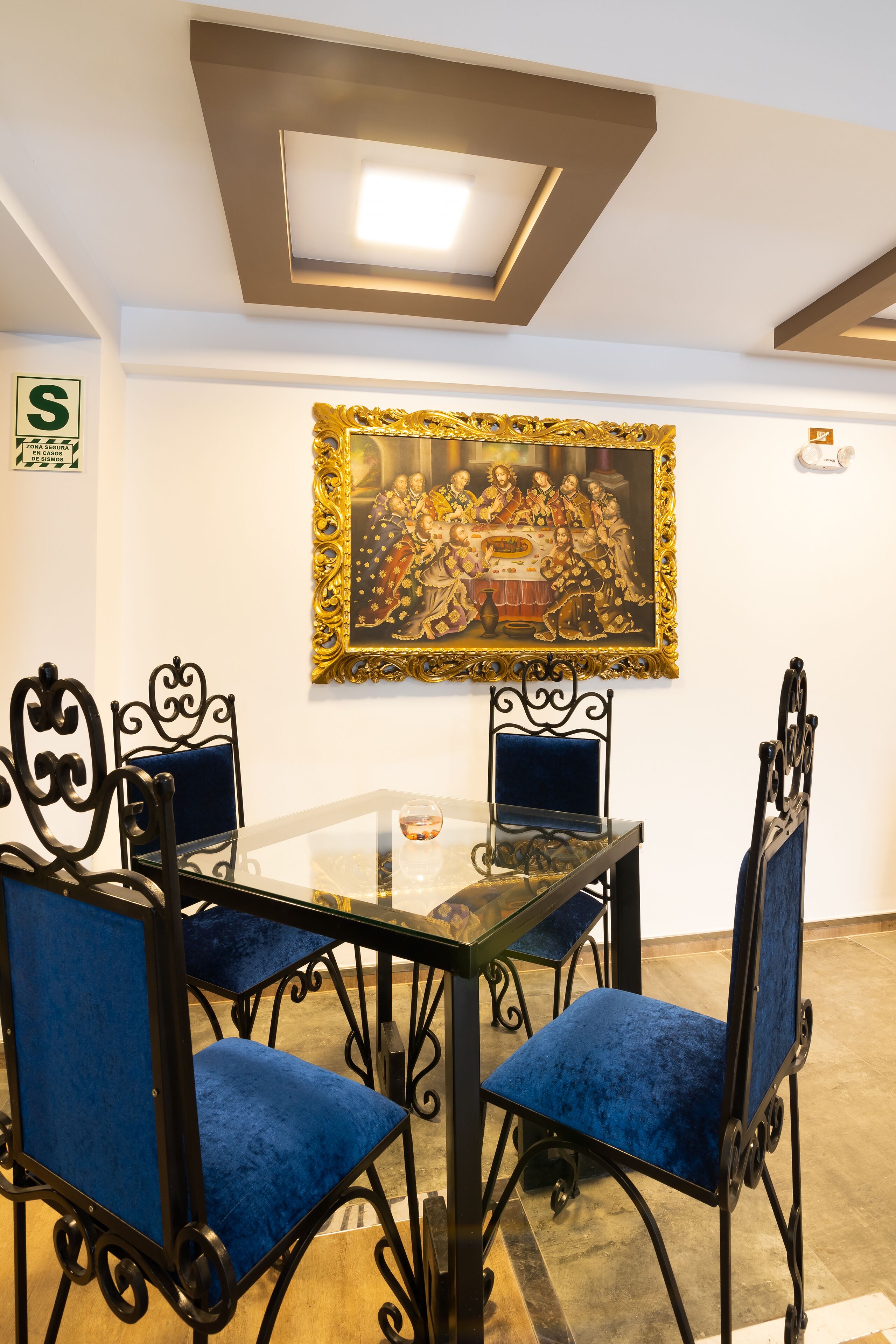 breakfast, lunch, dinner served; international cuisine