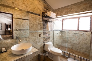 Een douche, een regendouche, een haardroger, handdoeken