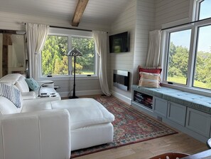 TV, fireplace, stereo