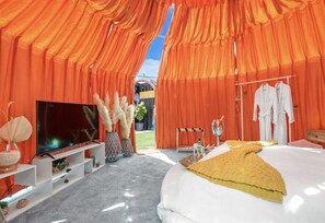 1 quarto, cofres nos quartos, acesso à internet, roupa de cama