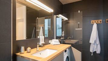 Een douche, een haardroger, handdoeken