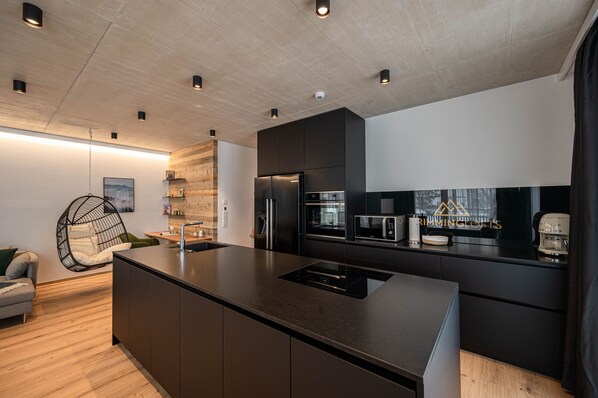 Kühlschrank, Mikrowelle, Ofen, Herdplatte