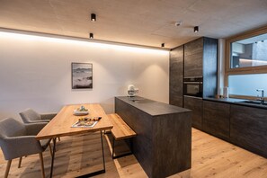 Frigorífic, microones, forn i placa de cuina 