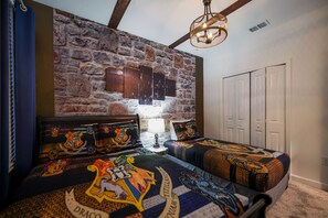 6 bedrooms, desk, iron/ironing board, travel crib