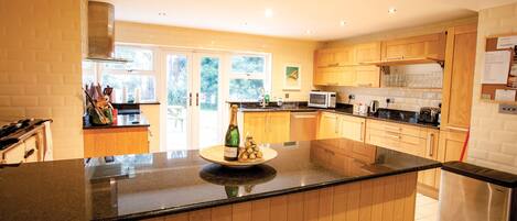 傳統獨棟房屋 | 私人廚房 | 電冰箱、微波爐、烤箱、爐台