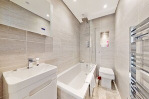 Ensemble douche/baignoire, serviettes fournies, papier toilette