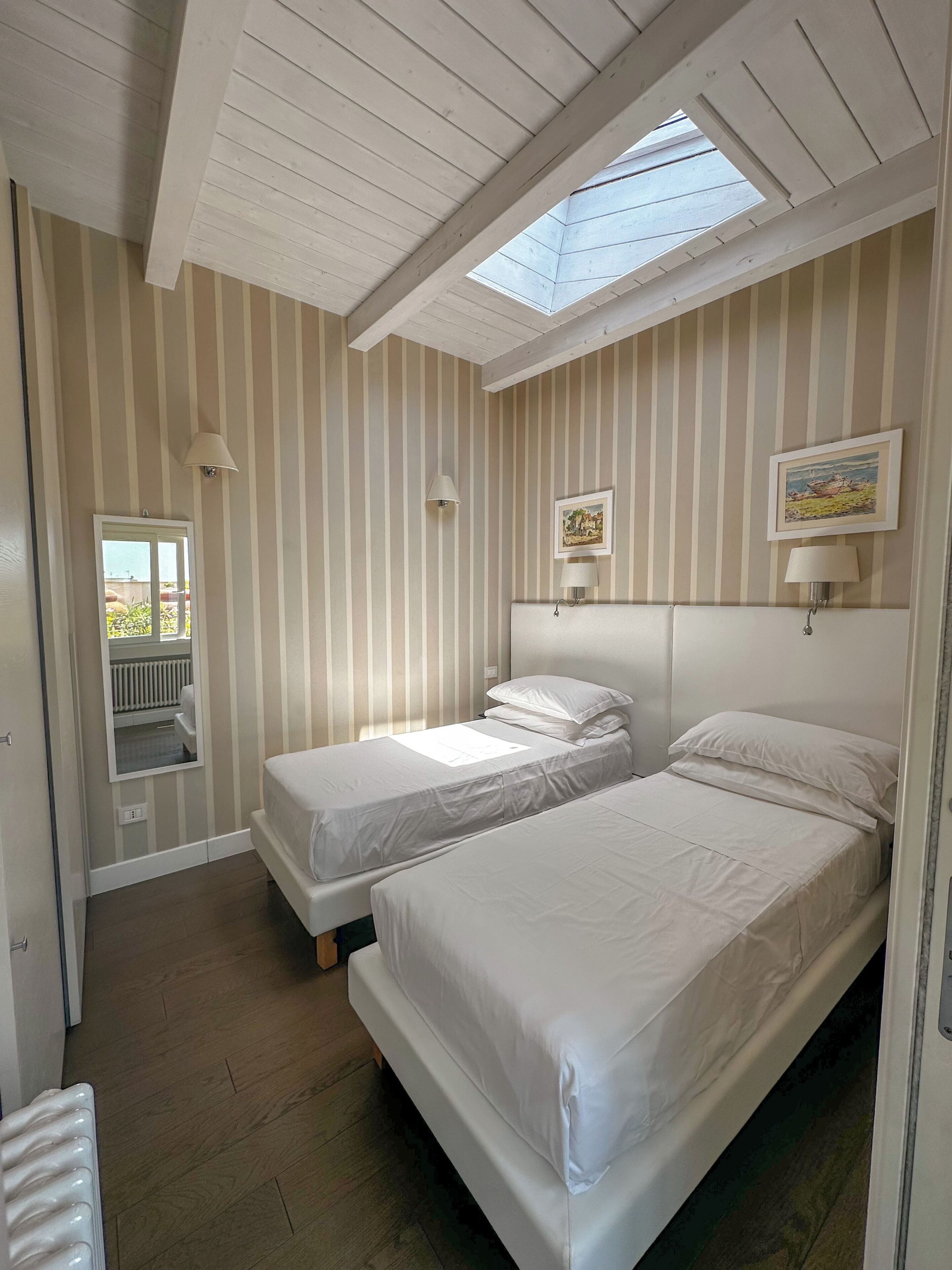 3 chambres, coffres-forts dans les chambres, bureau