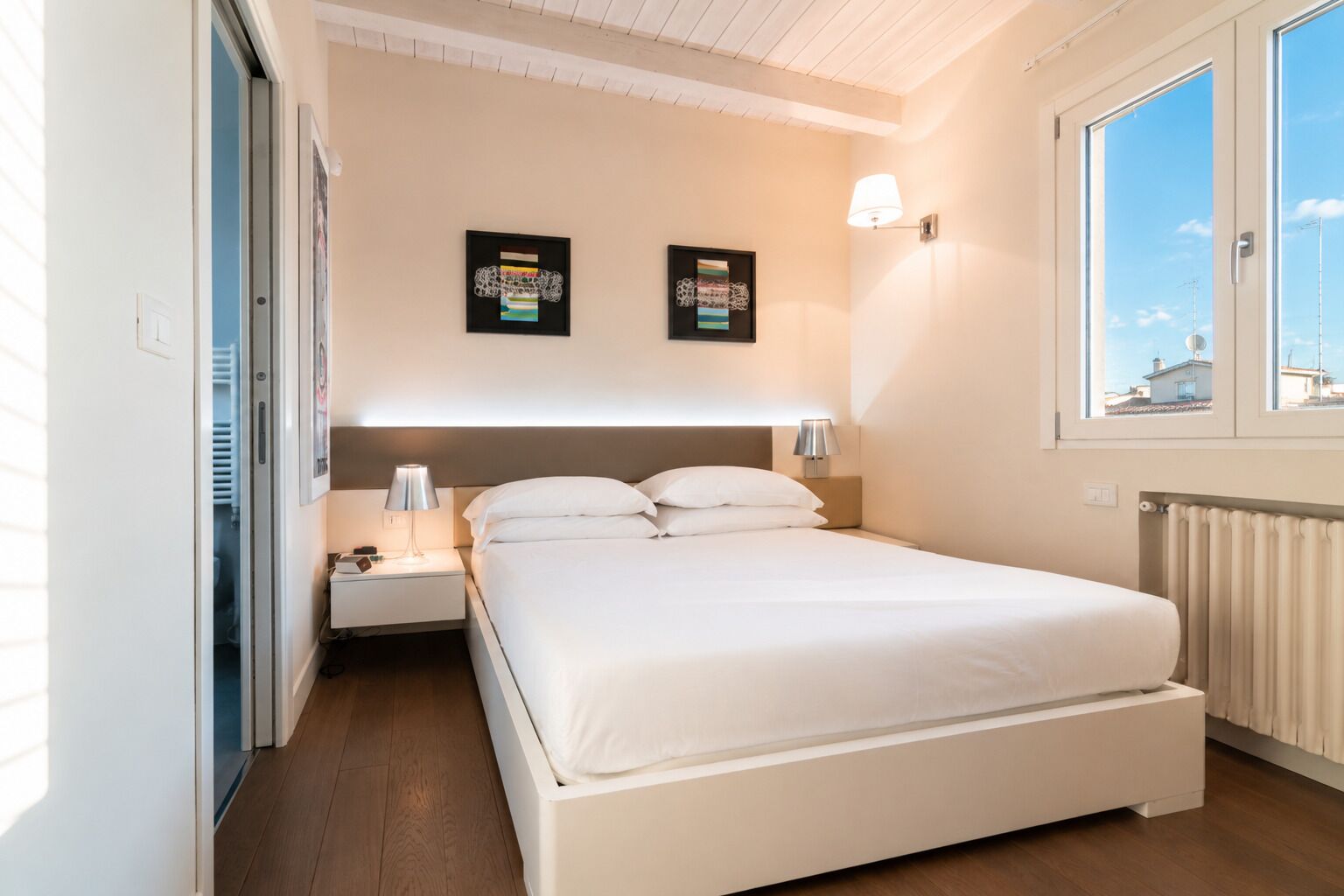 3 chambres, coffres-forts dans les chambres, bureau