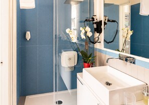 Dusche, Haartrockner, Bidet, Handtücher