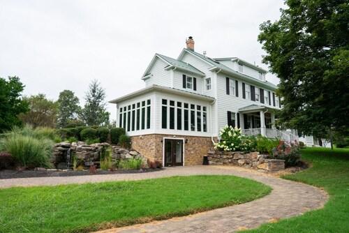Charming Farmhouse Retreat: Historic Inn Farm Stay