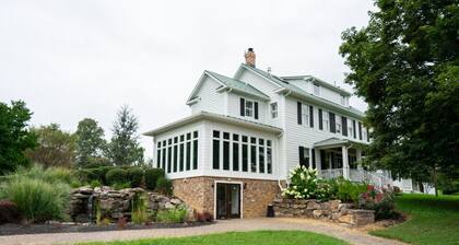 Charming Farmhouse Retreat: Historic Inn Farm Stay