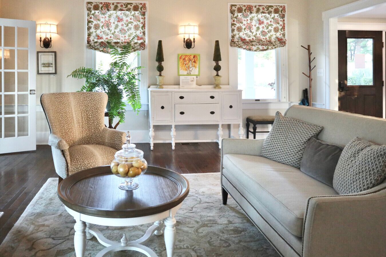 Een televisie, een open haard, boeken en een printer