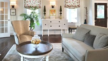 Een televisie, een open haard, boeken en een printer