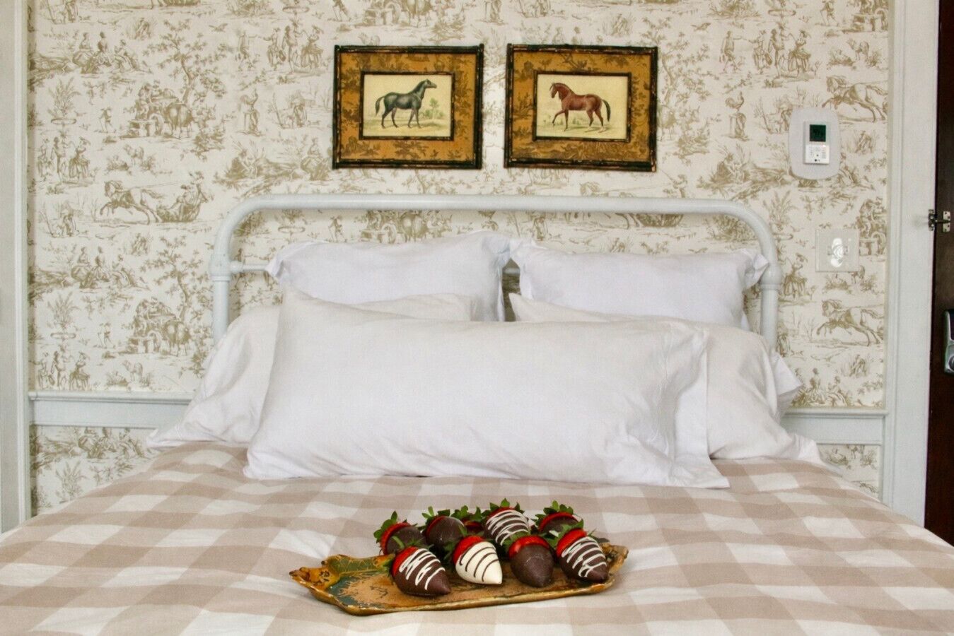 5 slaapkamers, een bureau, een strijkplank/strijkijzer, wifi