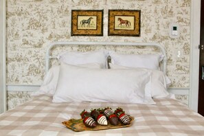 5 Schlafzimmer, Schreibtisch, Bügeleisen/Bügelbrett, WLAN