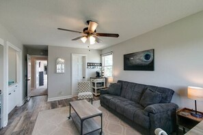 Smart TV, fireplace - The Gathering Place at Hilltop Acres (Clarksville)