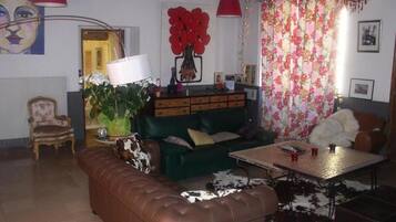 Tv, eldstad, tv-spel och dvd-spelare