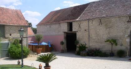 Tyypillisiä Burgundy merkki talo uima enintään 20 henkilöä