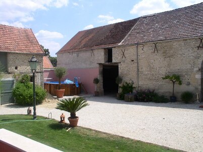Typical Burgundy character house with pool up to 20 people